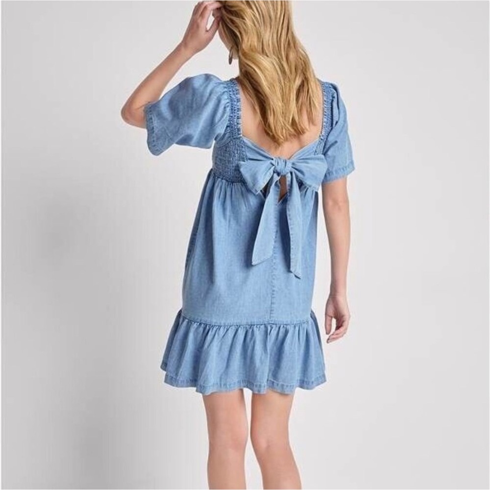 Venus NWT Chambray denim Tie back smocked short sleeve dress, sz M